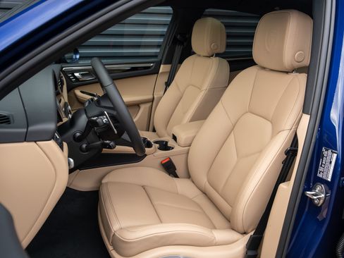 Certified 2026 Porsche Macan AWD/4WD image 5