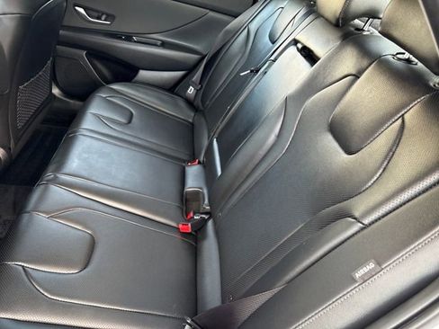 Used 2025 Hyundai Elantra Limited image 10
