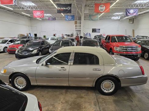 Used 2001 Lincoln Town Car Executive RWD image 15