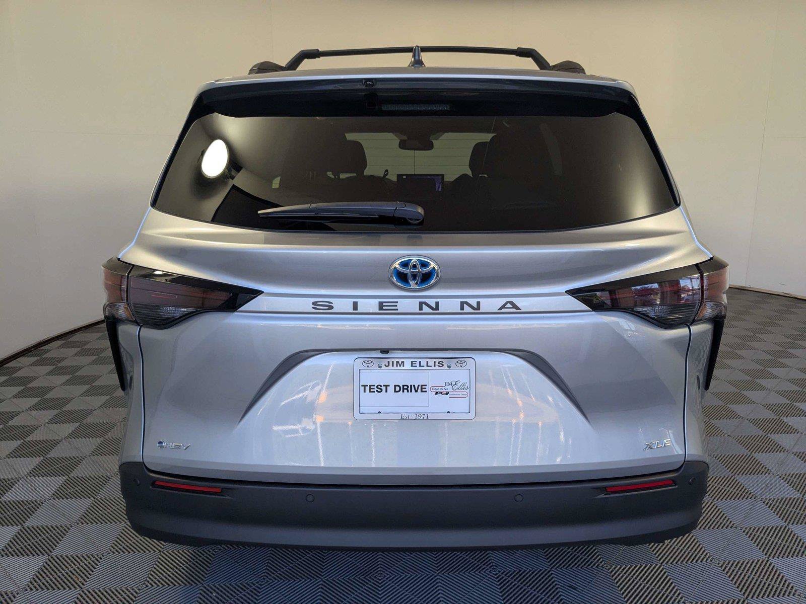 Certified 2025 Toyota Sienna XLE FWD image 5