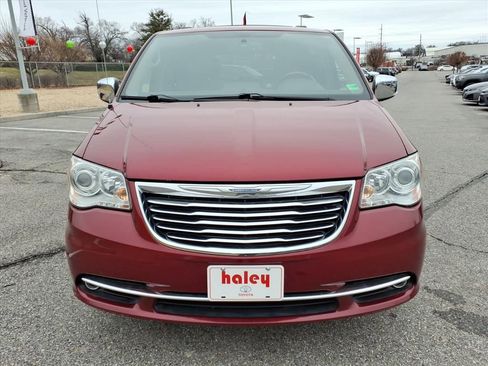Used 2016 Chrysler Town & Country Limited Platinum image 10