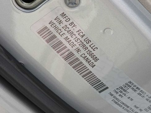 Used 2024 Chrysler Pacifica Limited FWD image 25