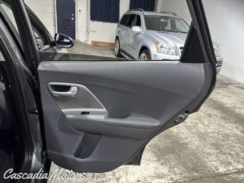 Used 2017 Kia Niro LX FWD image 20