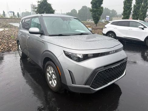 Used 2023 Kia Soul LX w/ Option Group 015 FWD image 3