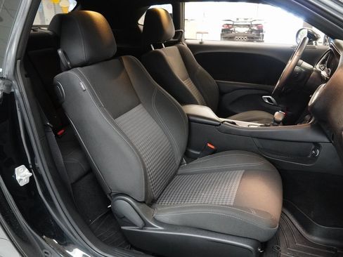 Used 2019 Dodge Challenger SXT w/ Driver Convenience Group image 17