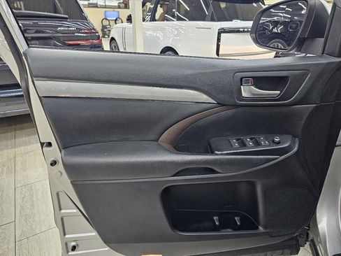 Used 2019 Toyota Highlander XLE FWD image 41