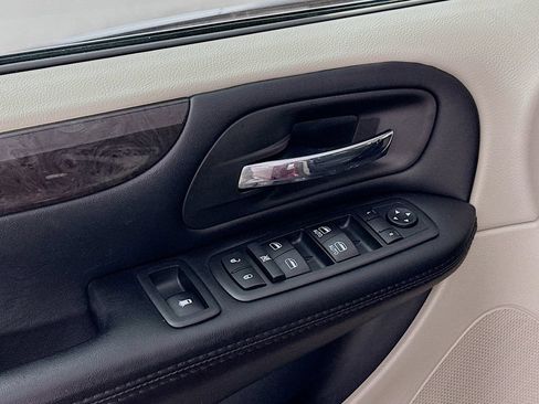 Used 2019 Dodge Grand Caravan SE w/ UConnect Hands-Free Group FWD image 23