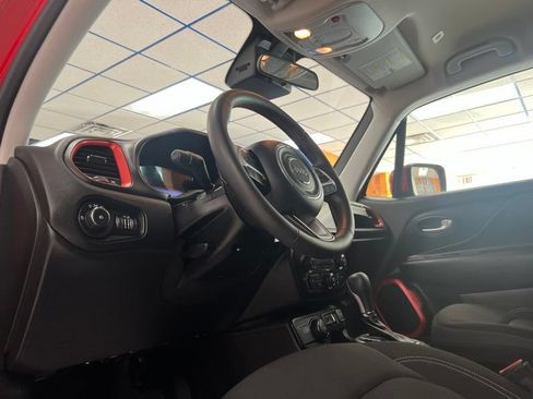 Used 2023 Jeep Renegade Latitude AWD/4WD image 18