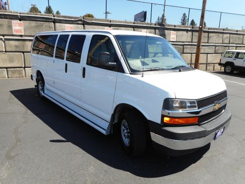 Used 2017 Chevrolet Express 3500 LT w/ LT Preferred Equipment Group RWD image 5