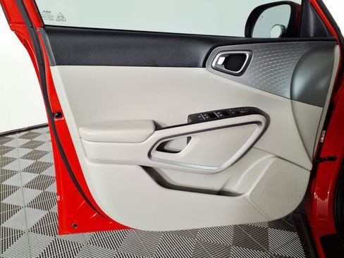Used 2023 Kia Soul LX w/ LX Technology Package FWD image 16