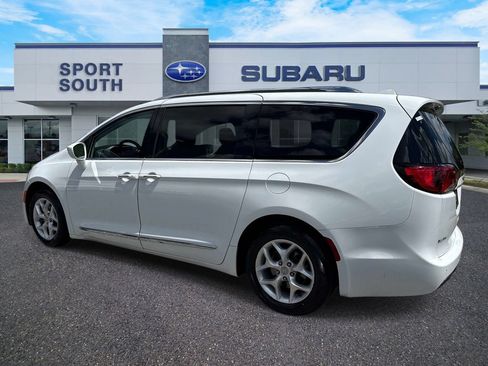 Used 2018 Chrysler Pacifica Touring-L w/ Tire & Wheel Group FWD image 5