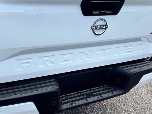 Used 2025 Nissan Frontier SV image 27