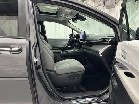 Used 2025 Toyota Sienna XLE w/ XLE Plus Package AWD/4WD image 64