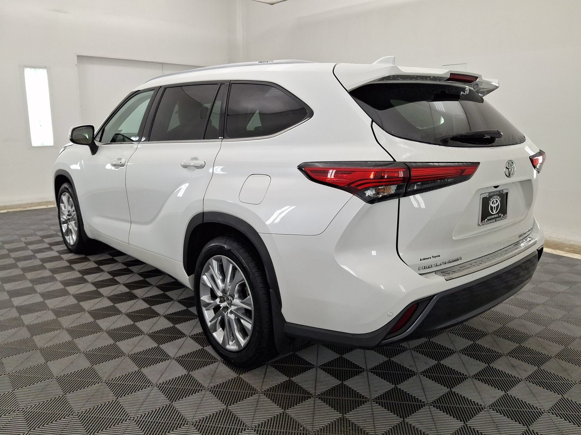 Used 2023 Toyota Highlander Limited AWD/4WD image 22