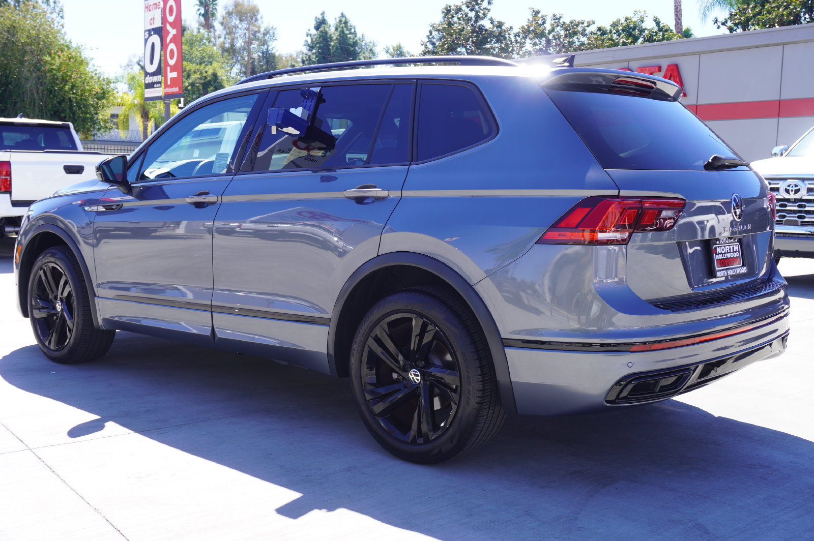 Used 2023 Volkswagen Tiguan SE R-Line AWD/4WD image 6