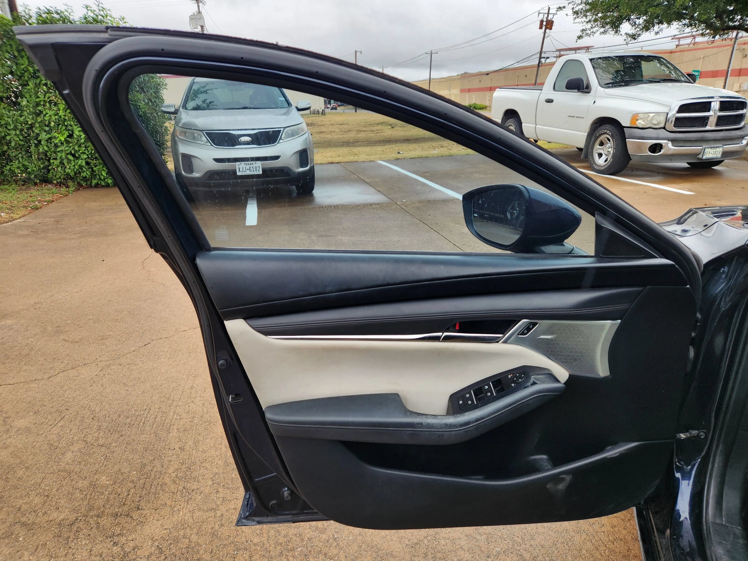 Used 2020 MAZDA MAZDA3 Hatchback w/ Preferred Package FWD image 9