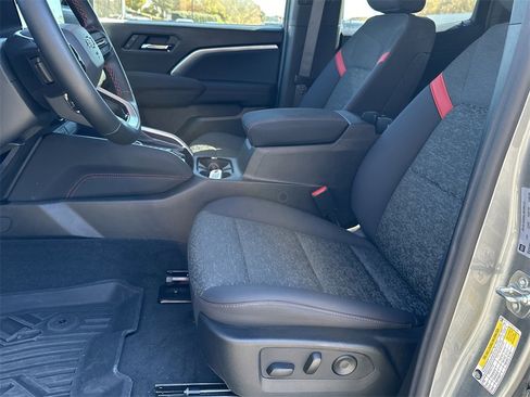 Used 2025 Chevrolet Colorado Z71 w/ Midnight Edition image 13