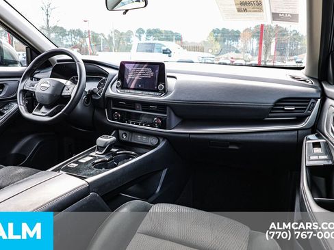 Used 2025 Nissan Rogue SV image 32