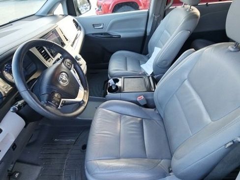 Used 2017 Toyota Sienna XLE image 6