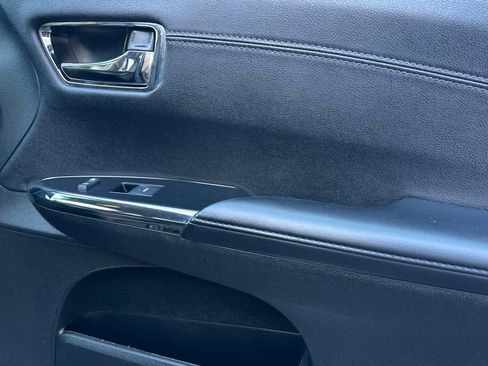 Used 2017 Toyota Avalon Limited image 17