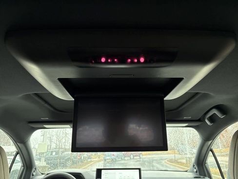 Used 2025 Toyota Sienna Limited image 18