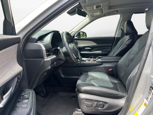 Used 2024 Toyota Grand Highlander AWD image 11