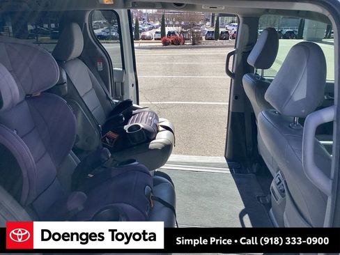 Used 2019 Toyota Sienna XLE w/ XLE Navigation Package image 9
