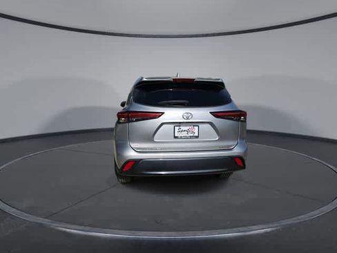 Used 2023 Toyota Highlander Limited FWD image 7