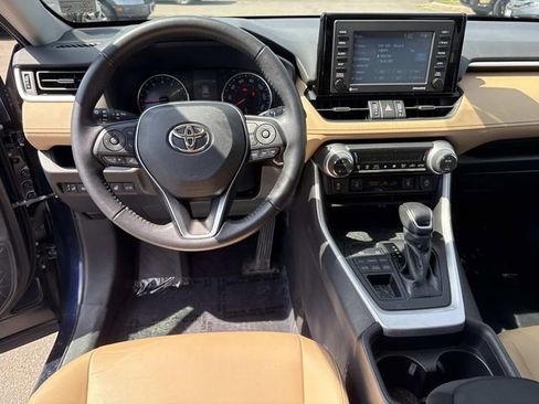 Used 2021 Toyota RAV4 XLE Premium image 18