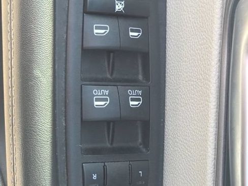 Used 2023 Chrysler Pacifica Touring-L FWD image 28