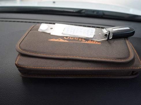 Used 2018 Jeep Grand Cherokee Limited image 37