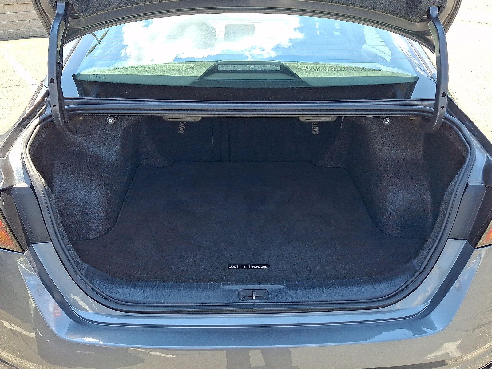 Used 2025 Nissan Altima 2.5 SV FWD image 30
