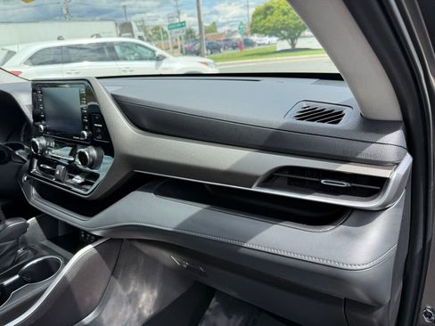 Used 2022 Toyota Highlander LE image 33