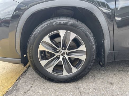 Used 2021 Toyota Highlander XLE AWD/4WD image 10
