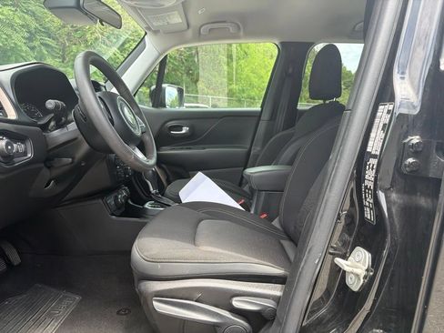 Used 2023 Jeep Renegade Latitude AWD/4WD image 10