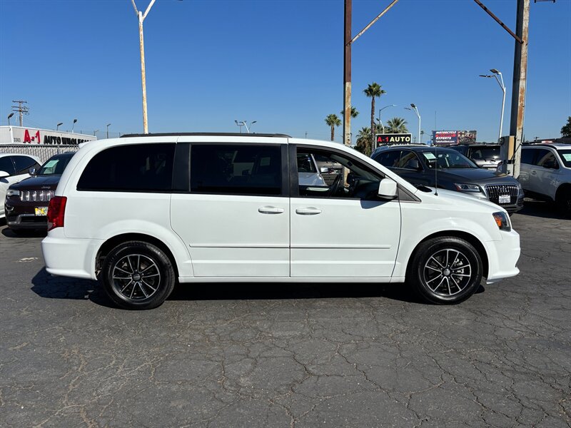 Used 2017 Dodge Grand Caravan GT FWD image 2