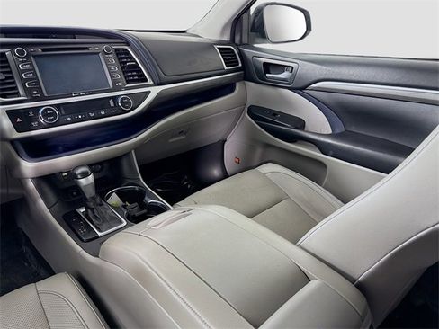 Used 2019 Toyota Highlander Limited image 25
