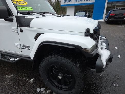 Used 2022 Jeep Gladiator Overland w/ Cold Weather Group image 29