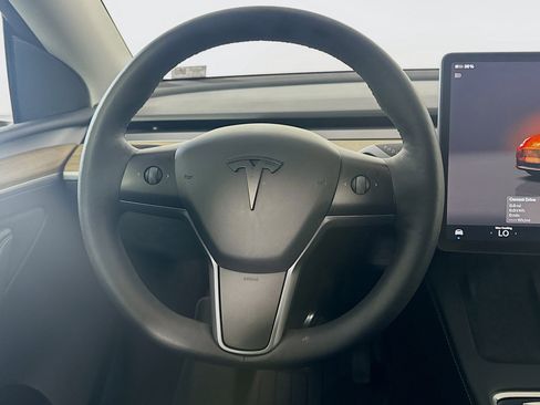 Used 2024 Tesla Model Y Long Range AWD/4WD image 17