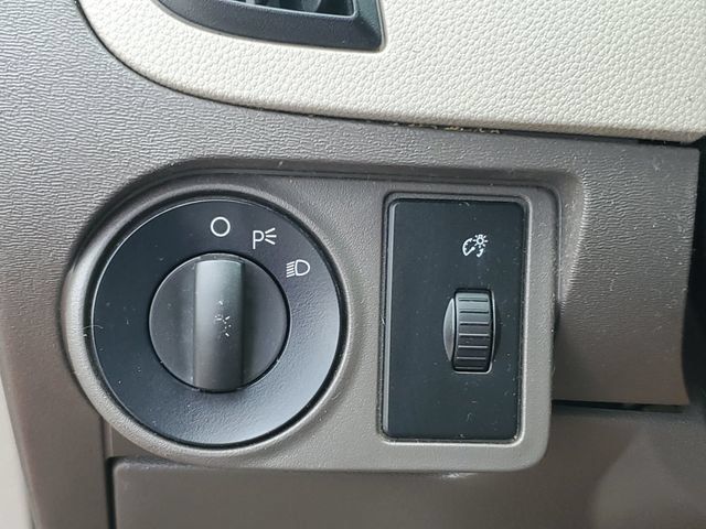 Used 2010 Ford Focus SE FWD image 22