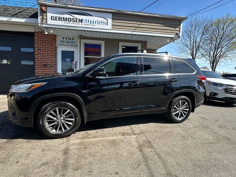 Used 2018 Toyota Highlander XLE image 2