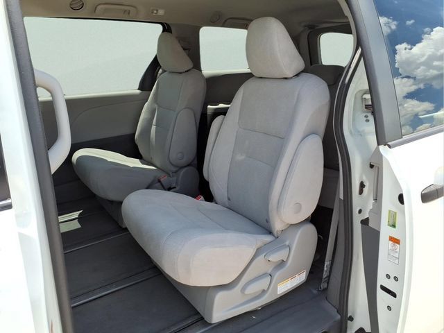 Used 2020 Toyota Sienna L FWD image 22