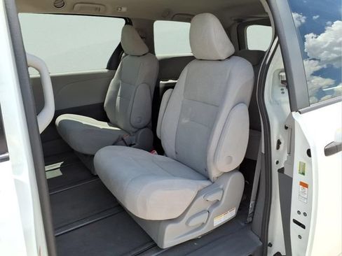 Used 2020 Toyota Sienna L FWD image 22
