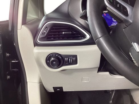 Used 2022 Chrysler Pacifica Touring-L FWD image 14