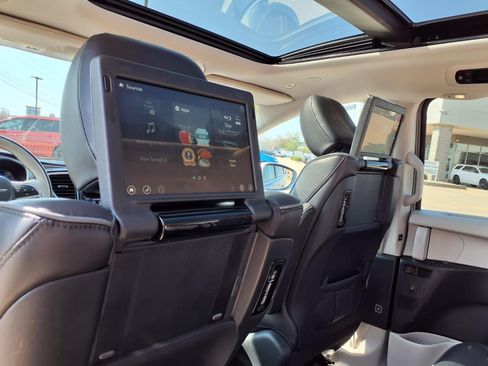 Used 2018 Chrysler Pacifica Limited w/ Tire & Wheel Group image 29