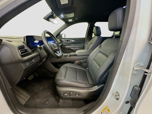 Used 2025 Chevrolet Traverse LT image 13