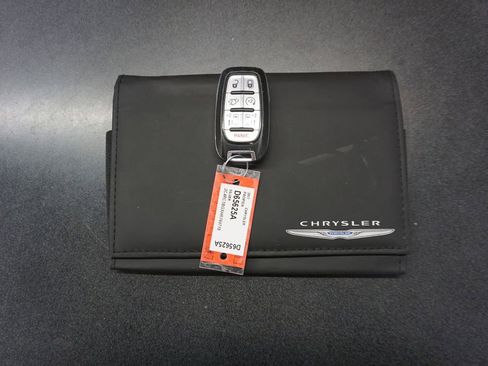 Used 2017 Chrysler Pacifica Touring-L w/ Tire & Wheel Group image 18