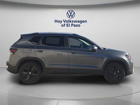 New 2026 Volkswagen Taos SE image 2
