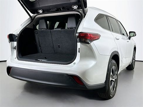 Used 2023 Toyota Highlander XLE image 25