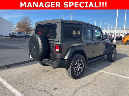 Used 2018 Jeep Wrangler Unlimited Sport S image 3